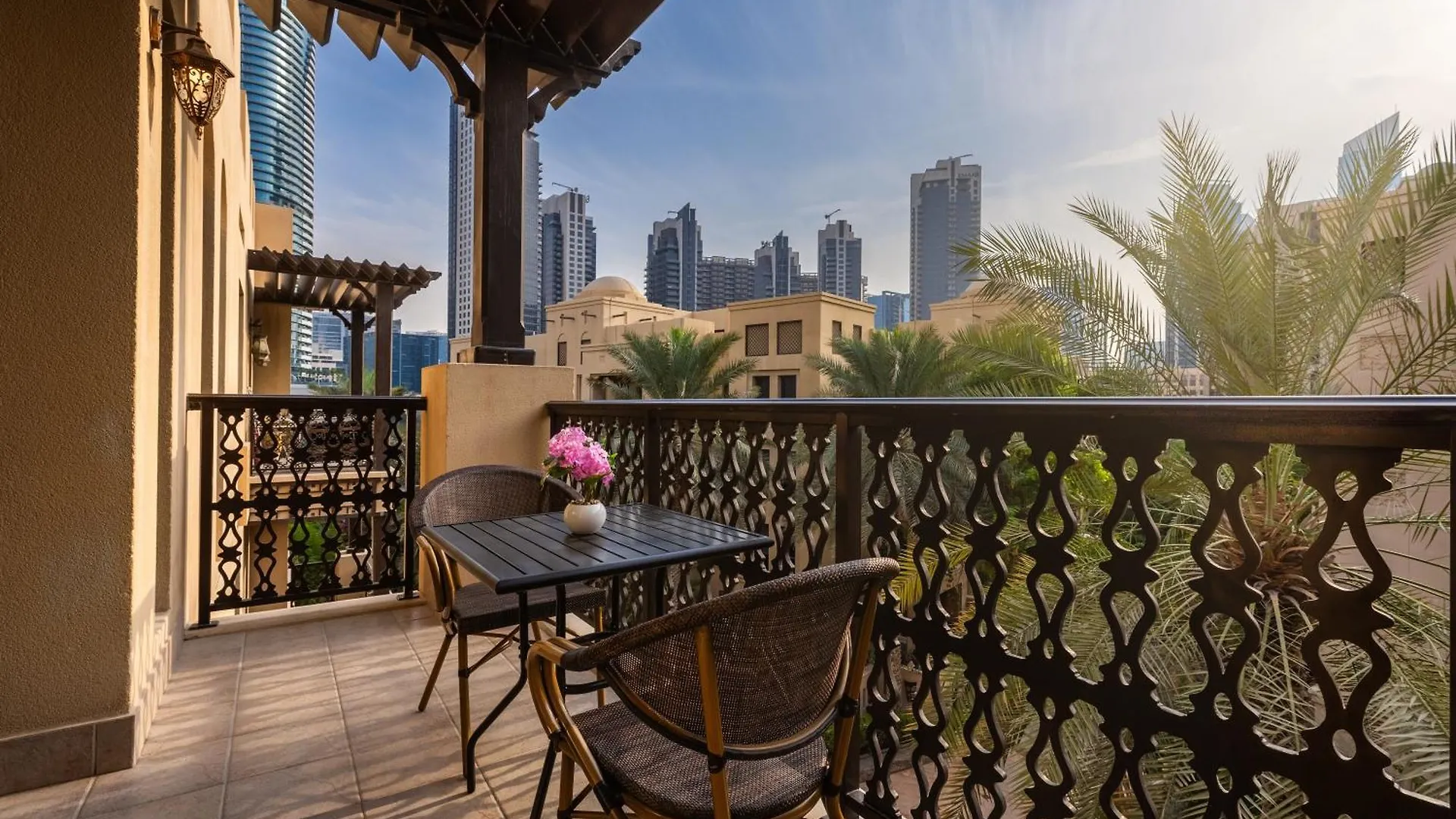 Maison Privee - Stylish & Spacious Apartment In Downtown Dubai 0*,